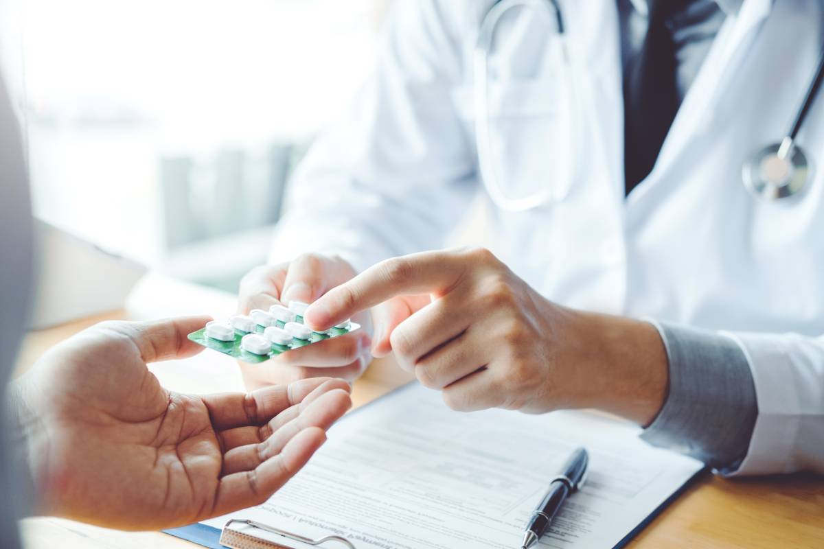 A physician explains an opioid prescription for pain management